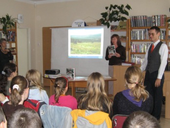 Autor »Gór Polski« i przedstawicielka Biblioteki witają uczestników spotkania.